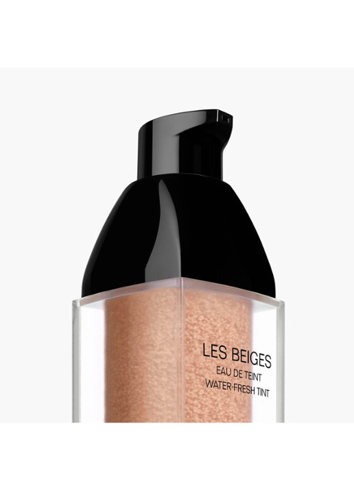 CHANEL FRIS FOUNDATIONWATER MET MICROBOLLETJES PIGMENTEN. NUDE EFFECT OP DE HUID. NATUURLIJK STRALENDE TEINT - detail 3 light 
