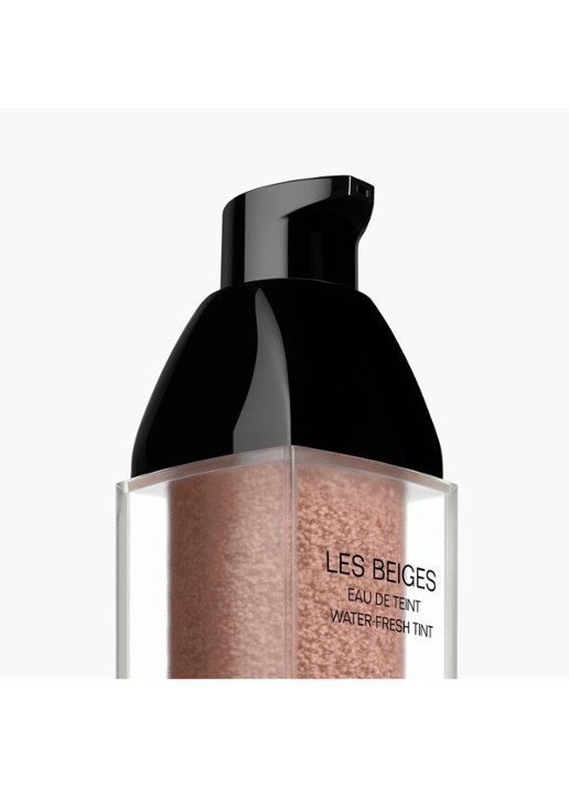 CHANEL FRIS FOUNDATIONWATER MET MICROBOLLETJES PIGMENTEN. NUDE EFFECT OP DE HUID. NATUURLIJK STRALENDE TEINT - detail 3 deep