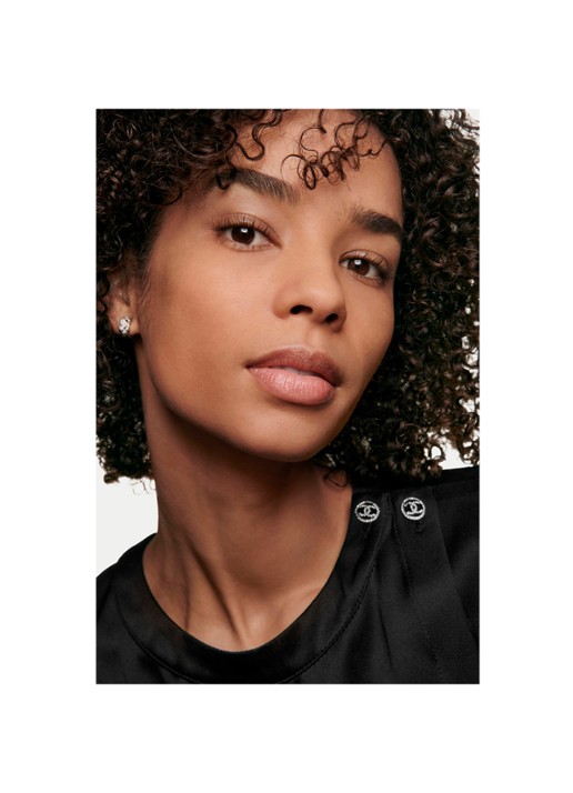 CHANEL LANGHOUDENDE UITERST COMFORTABELE COMPACTE FOUNDATION MET PERFECTE FINISH - detail 4 b70