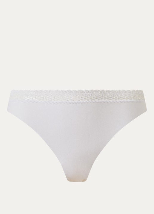 Chantelle Cozy Chic tanga met kant - voorkant wit