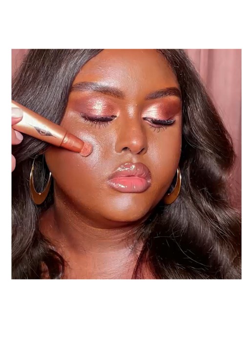 Charlotte Tilbury Pillow Talk Beauty Light Wand - Limited Edition vloeibare blush & highlighter - detail 5 medium/deep