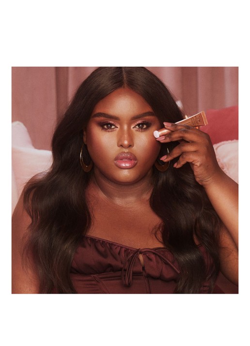 Charlotte Tilbury Pillow Talk Beauty Light Wand - Limited Edition vloeibare blush & highlighter - voorkant 2 medium/deep