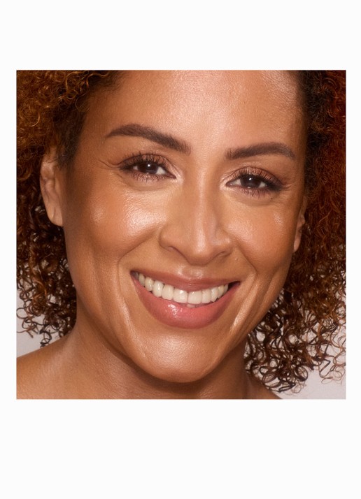 Charlotte Tilbury Unreal Skin Sheer Glow Tint - hydraterende foundation stick - detail 4 11 tan