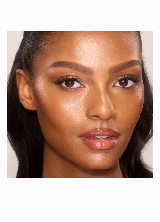 Charlotte Tilbury Unreal Skin Sheer Glow Tint - hydraterende foundation stick - detail 2 12 tan