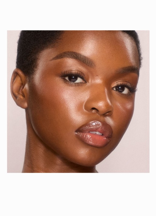 Charlotte Tilbury Unreal Skin Sheer Glow Tint - hydraterende foundation stick - detail 4 13 deep