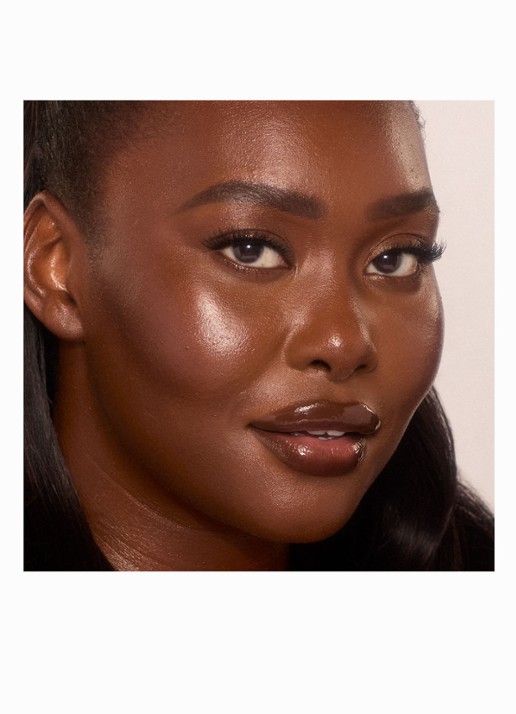Charlotte Tilbury Unreal Skin Sheer Glow Tint - hydraterende foundation stick - detail 2 15 deep