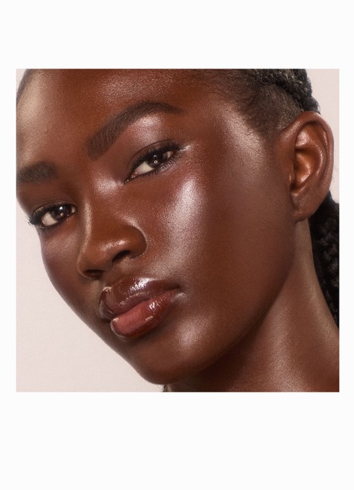 Charlotte Tilbury Unreal Skin Sheer Glow Tint - hydraterende foundation stick - detail 4 16 deep