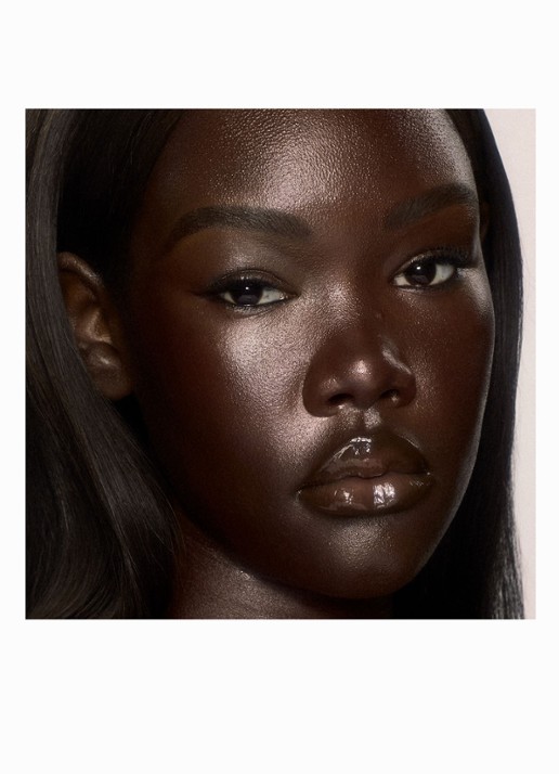 Charlotte Tilbury Unreal Skin Sheer Glow Tint - hydraterende foundation stick - detail 2 17 deep