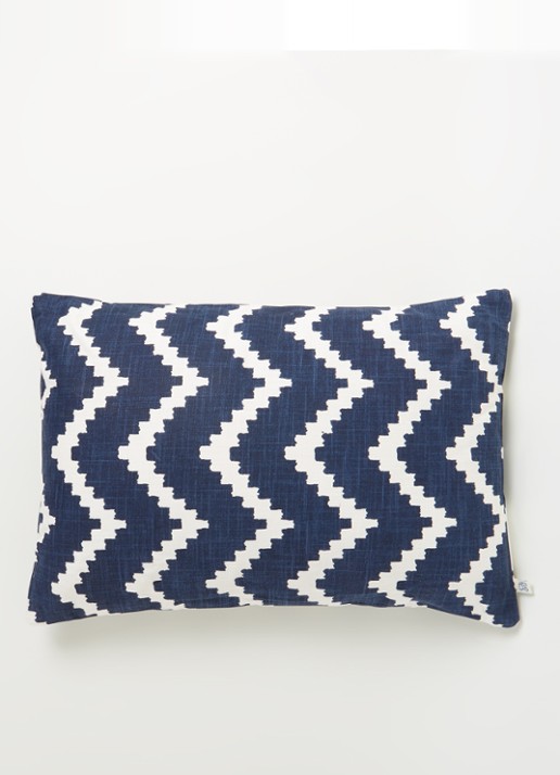 Chhatwal & Jonsson Ikat Sema waterafstotend sierkussen 40 x 60 cm - voorkant 2 donkerblauw
