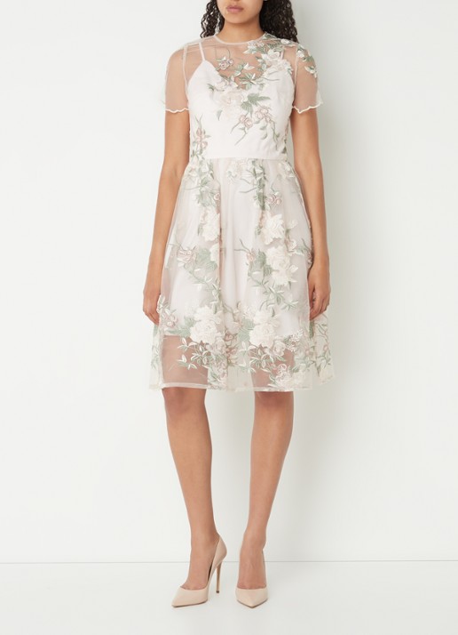 Chi Chi London Floral Embroidered midi jurk van satijn met kant - voorkant 2 creme