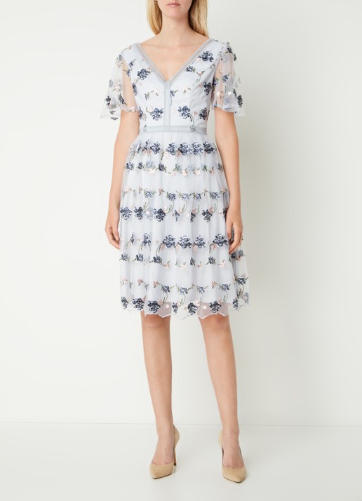 Chi Chi London Lace semi-transparante midi tuniekjurk van kant - voorkant 4 blauwgrijs