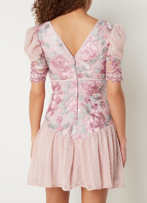 Chi Chi London Mini jurk met broderie en pofmouw - achterkant oudroze