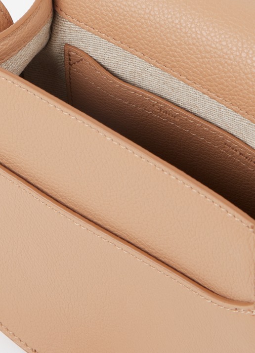 Chloé Marcie Small crossbodytas van kalfsleer - detail camel