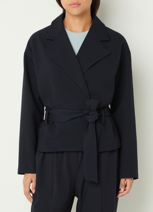 Claudia Sträter Blazer met krijtstreep en strikceintuur - detail donkerblauw