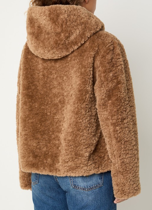 Claudia Sträter Jas van teddy met steekzakken - achterkant camel