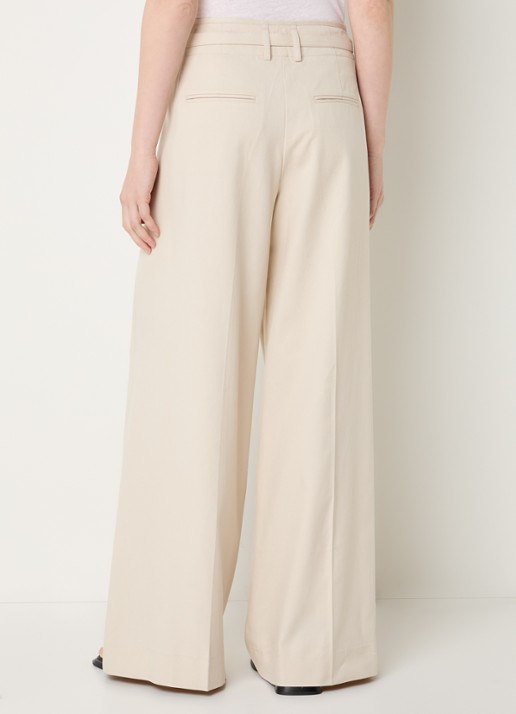 Claudia Sträter Mid waist wide fit pantalon met paspelzakken en persplooi - achterkant 3 creme