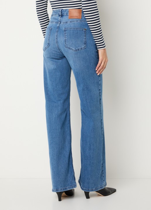 Claudia Sträter Wies mid waist wide leg jeans met medium wassing - achterkant indigo