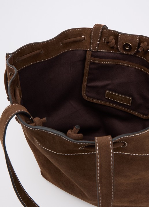 Claudie Pierlot Alban schoudertas van kalfssuède met trekkoord - detail 3 chocoladebruin
