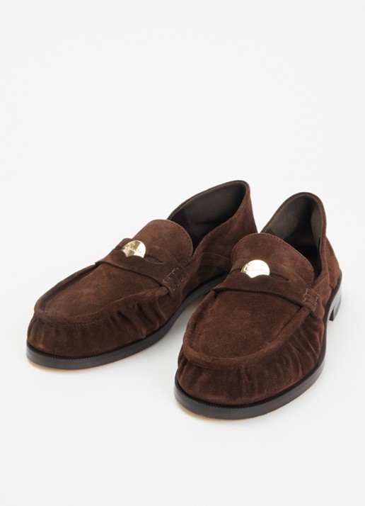 Claudie Pierlot Penny loafer van kalfssuède met logo - detail 2 chocoladebruin