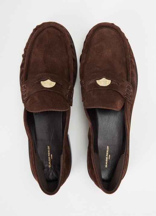 Claudie Pierlot Penny loafer van kalfssuède met logo - detail 3 chocoladebruin