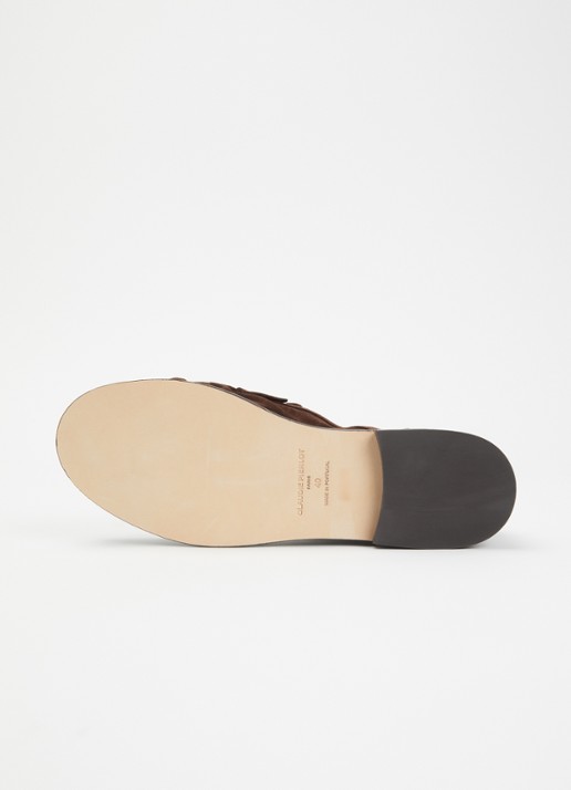 Claudie Pierlot Penny loafer van kalfssuède met logo - detail 4 chocoladebruin