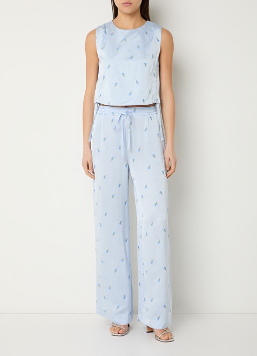 Claudie Pierlot Piste high waist wide fit pantalon van satijn met bloemborduring - voorkant 3 lichtblauw