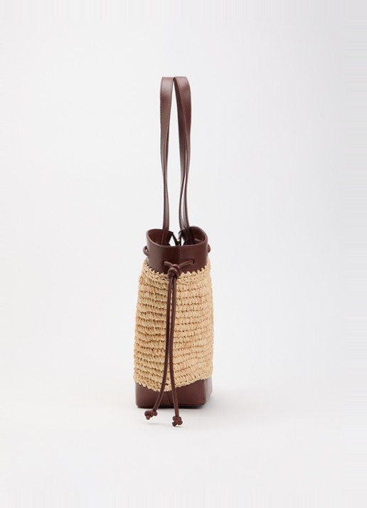 Claudie Pierlot Schoudertas van raffia met details van kalfsleer - detail 4 kastanjebruin