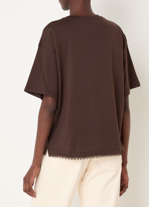 Claudie Pierlot T-shirt met ronde hals en geschulpte zoom - achterkant hazelnootbruin