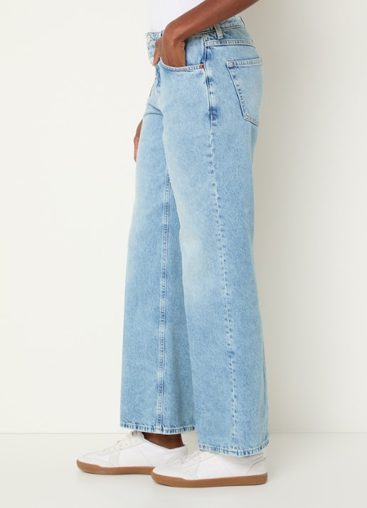 CLOSED Gillan low waist flared jeans met lichte wassing  - detail 5 lichtblauw