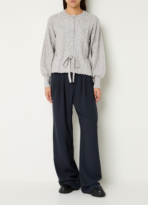 Co'Couture Row kabelgebreid vest met strikceintuur  - voorkant 3 grijsmele