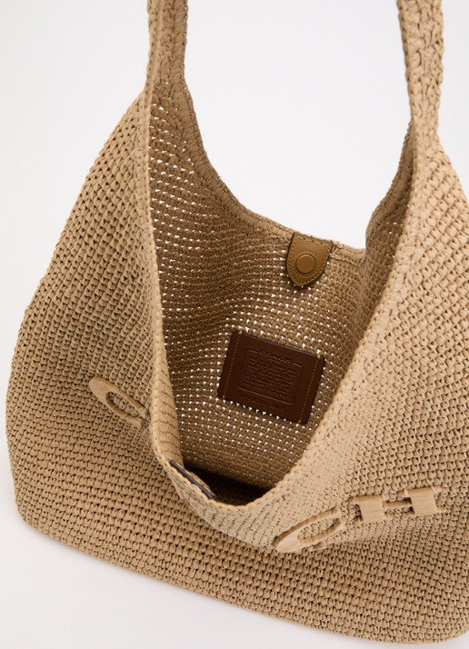 Coach Brooklyn 39 schoudertas van stro met logo  - detail beige