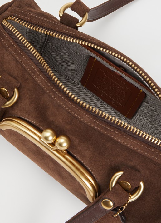 Coach Kiss Barel 28 schoudertas van suède - detail 4 chocoladebruin