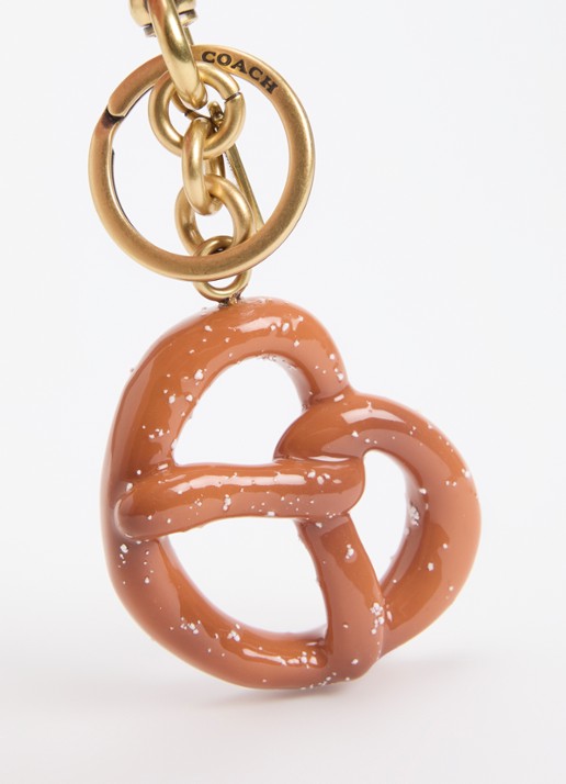 Coach Pretzel tasbedel - detail 2 bruin