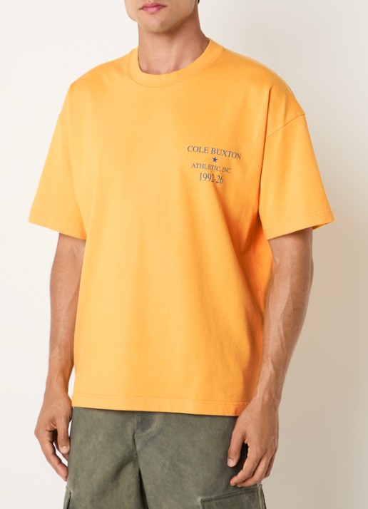 Cole Buxton Athletic Inc. T-shirt met logo- en backprint - achterkant 4 okergeel