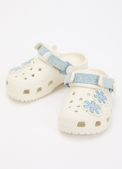 Crocs Classic Denim Clog instapper met applicatie  - voorkant 2 wit