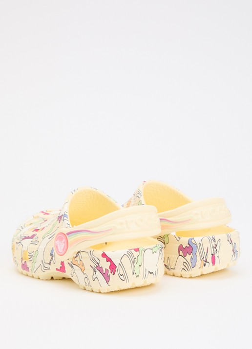 Crocs Classic Graphic Clog instapper met print  - achterkant lichtgeel