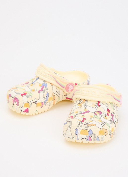 Crocs Classic Graphic Clog instapper met print  - voorkant 3 lichtgeel