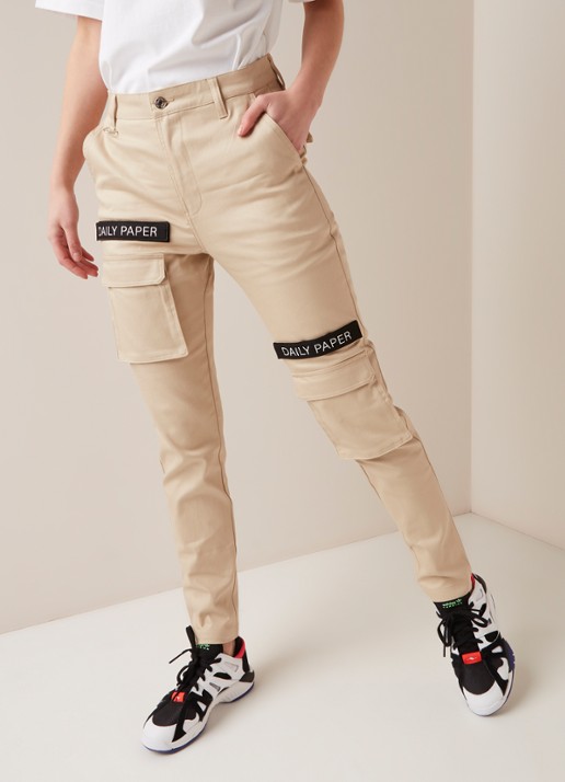 Daily Paper Daily Paper High waist tapered fit cargobroek met logotape - detail 3 beige