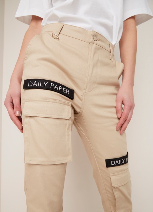 Daily Paper Daily Paper High waist tapered fit cargobroek met logotape - detail 4 beige