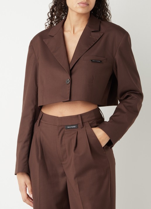 Daily Paper Marimba cropped blazer met borstzak en logo - detail donkerbruin