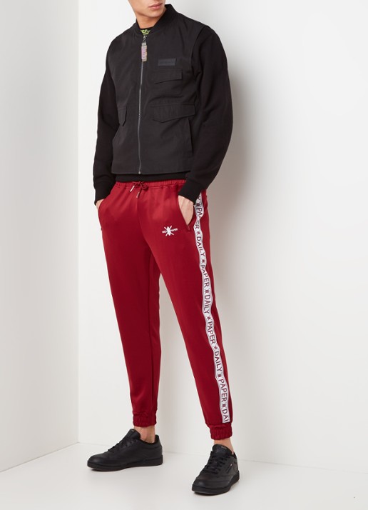 Daily Paper Tapered fit joggingbroek met logoband - voorkant 5 cranberryrood