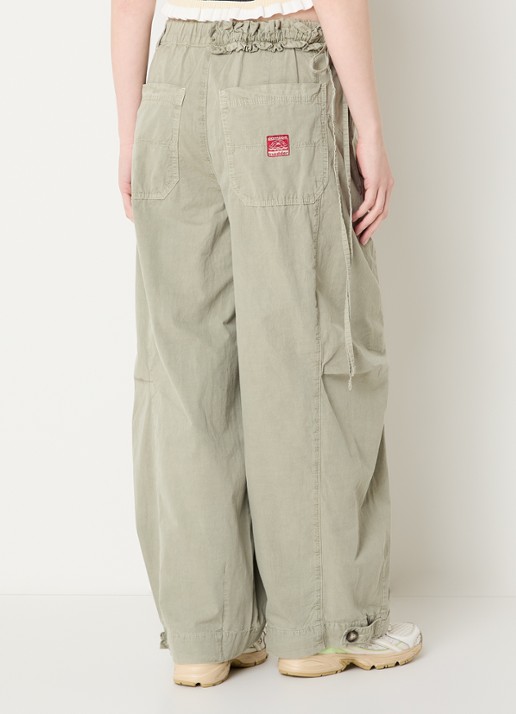 Damson Madder Liv mid waist straight fit broek met steekzakken - achterkant groen