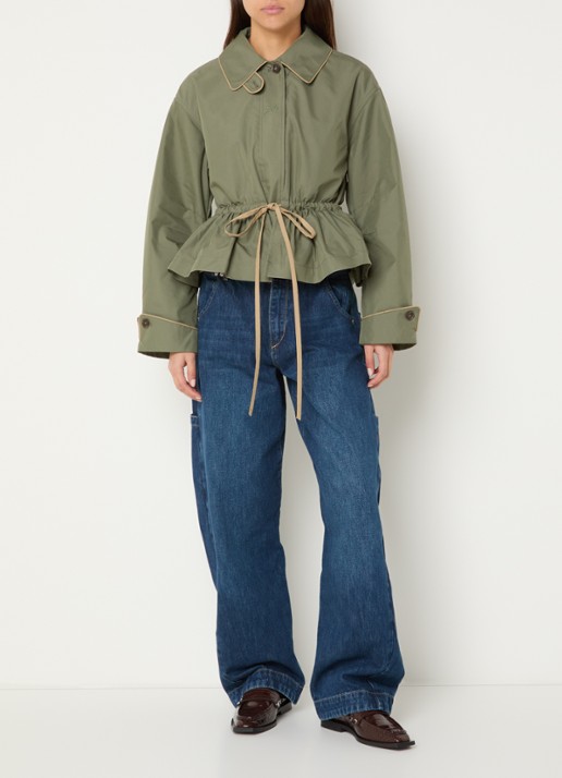 Damson Madder Myrtle trenchcoat met strikceintuur - voorkant 2 groen