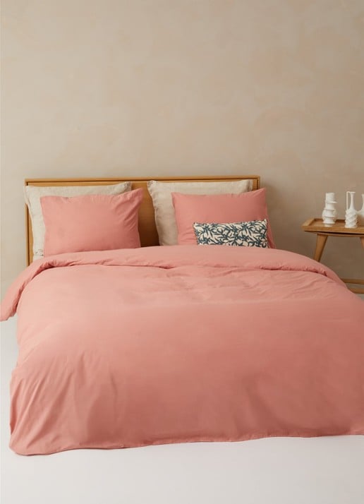 de Bijenkorf Home  dekbedovertrekset van  katoen perkal 200TC - inclusief kussenslopen - voorkant 2 oudroze