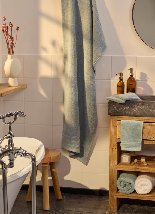 de Bijenkorf Home Evolution badlaken - 580 gr/m2 - 70 x 140 cm - voorkant 2 lichtblauw