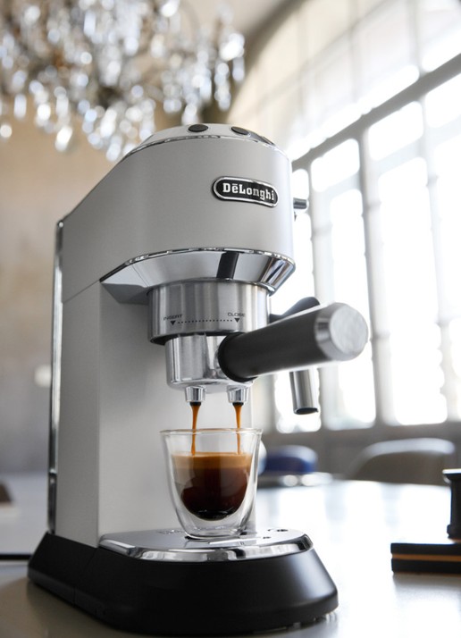 DeLonghi Dedica espressomachine EC685.W - detail 3 wit