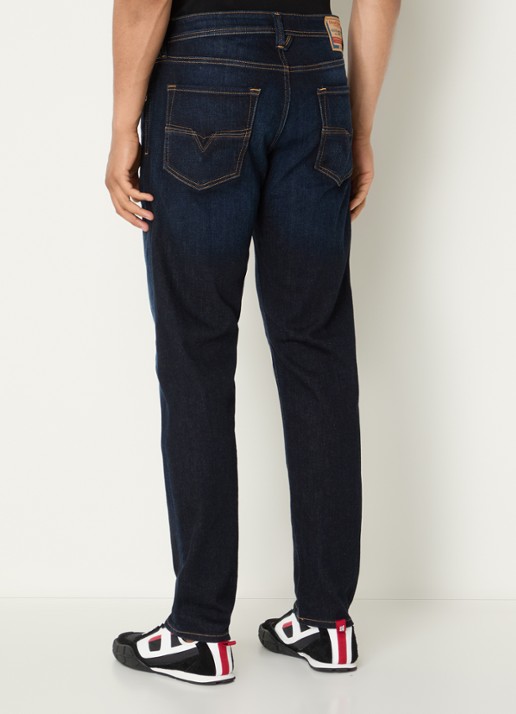 Diesel 1986 Larkee tapered fit jeans met donkere wassing - achterkant indigo