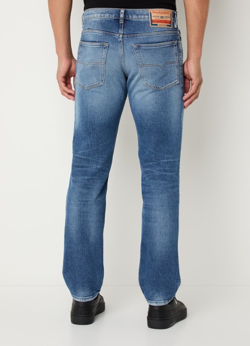 Diesel 2023 D-Finitive regular fit jeans met medium wassing - achterkant indigo