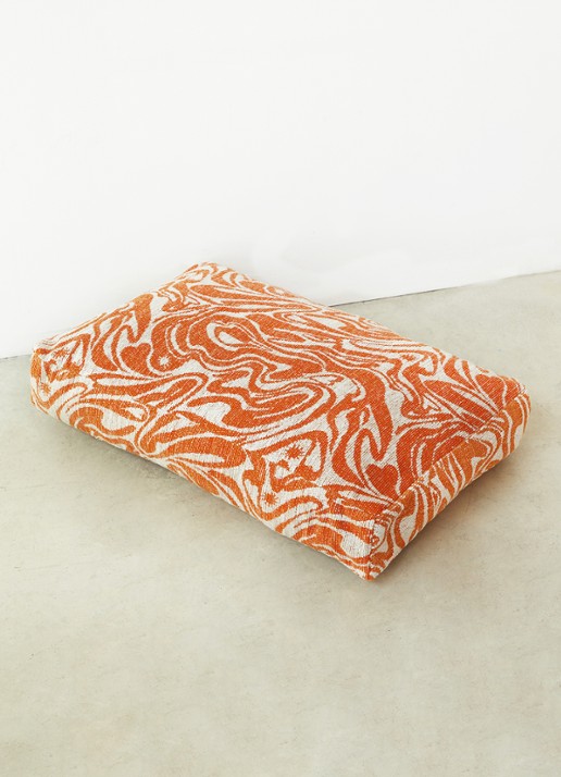 DOGGUO Swirl hondenmand met print 105 x 65 cm - detail 3 orange