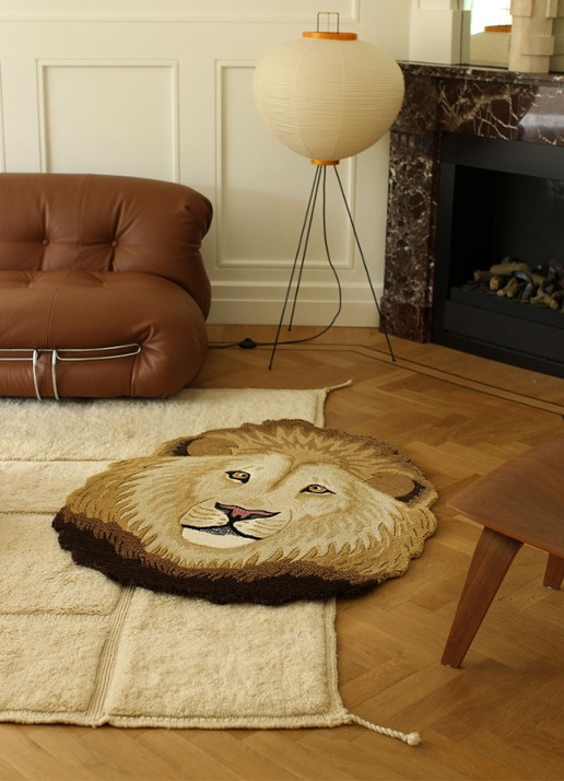 Doing Goods Ari Lion Head vloerkleed 95 x 113 cm - voorkant 4 lichtbruin